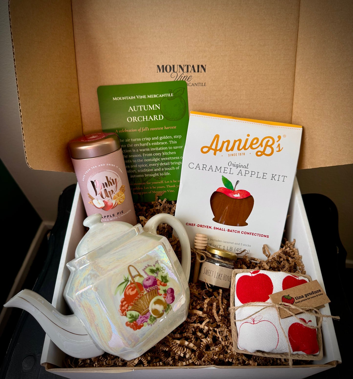 Autumn Orchard - Cozy Apple-Inspired Fall Gift Box with Vintage Charm