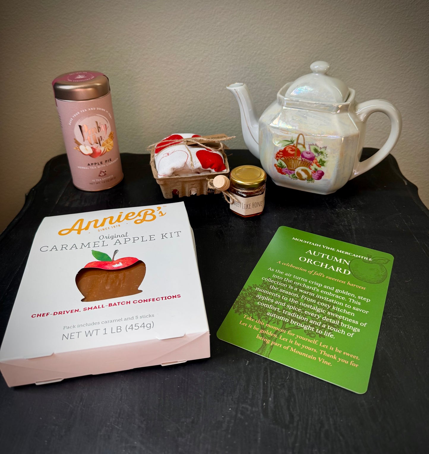 Autumn Orchard - Cozy Apple-Inspired Fall Gift Box with Vintage Charm